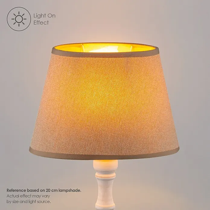 Home Sweet Home Lampenschirm Melrose - Ø x H: 20 x 13 cm, Taupe, Stoff, Rund - Beige strukturierter Lampenschirm mit dunklem Rand auf weißem Lampenfuß, mit warmem Licht beleuchtet.