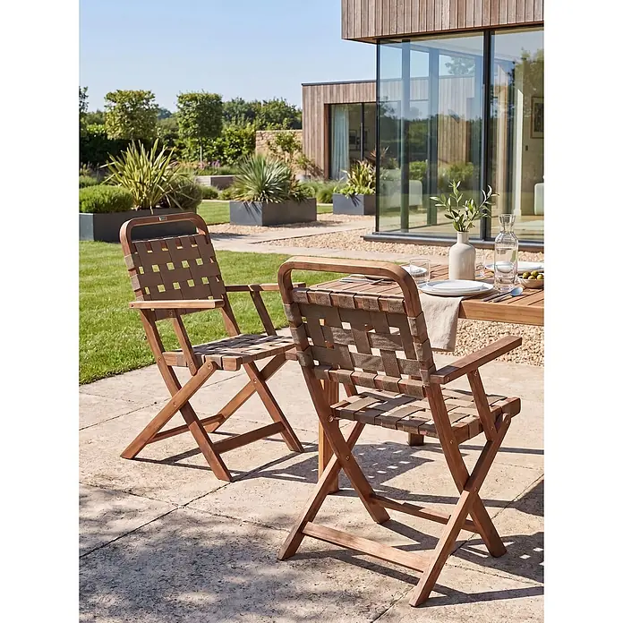 2er-Set Gartenstuhl MILZANO in Braun -  - Zwei Holz-Gartenstühle mit geflochtenen Sitzen und Rückenlehnen, ideal für den Essbereich im Freien auf einer Terrasse.