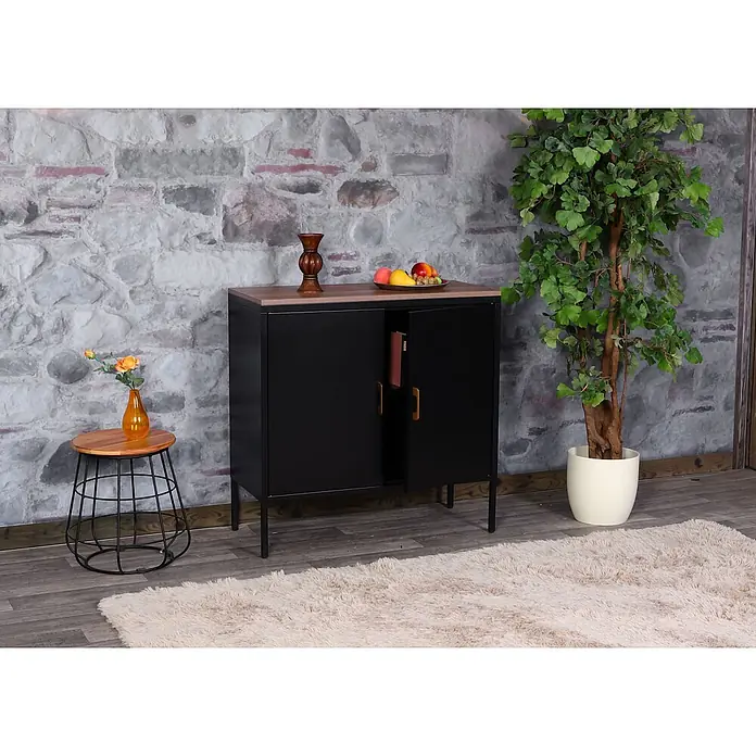 Mendler Kommode HWC-L84 2 Türen Metall 90x90x40cm - schwarz -  - Schwarzer Metallschrank mit Holzplatte und leicht geöffneter Tür, als Stauraum in einem modernen Wohnraum.