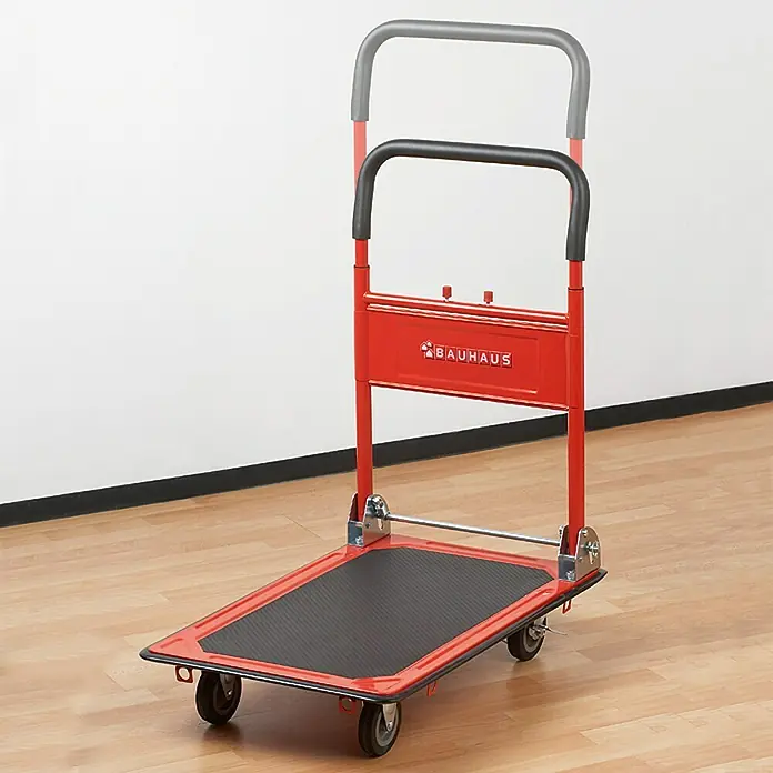 BAUHAUS Plattformwagen - Höhenverstellung: 83 cm - 100 cm, Stahl, 150 kg, Klappbar - Eine rote, klappbare Sackkarre von Bauhaus mit einer schwarzen Plattform und einem verstellbaren Griff für den Transport von Lasten.