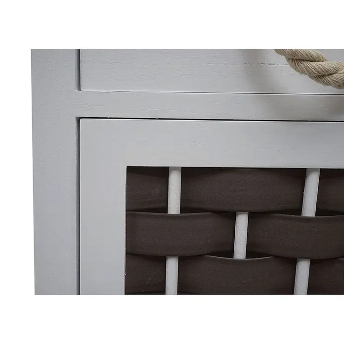 Mendler Kommode HWC-K83 Holz - grau, Polyrattan dunkelgrau -  - Nahaufnahme eines hellgrauen Holzschranks mit einer dunkelbraunen geflochtenen Korbschublade. Ein natürlicher Seilgriff ist sichtbar.
