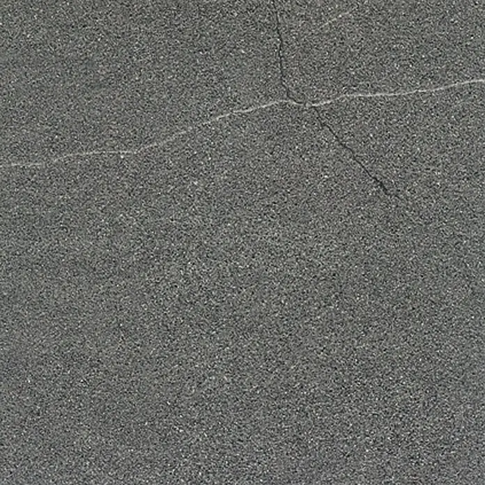 Resopal Canto de PVC - Pietra Freestone, 180 x 4,4 cm - Primer plano de asfalto gris con finas grietas, mostrando una textura robusta y desgastada.