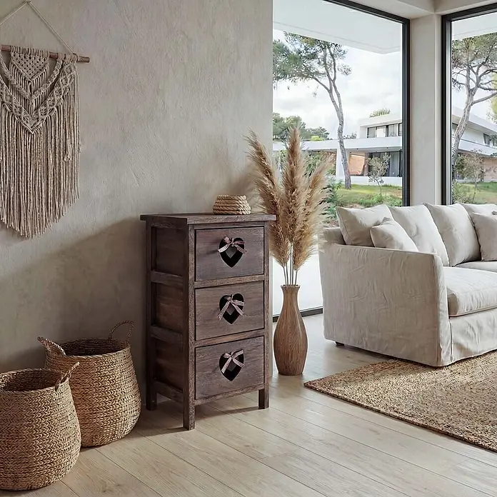 Mendler Kommode - L x B x H: 29 x 25 x 55 cm, Braun, Anzahl Schubladen: 3 Stk. - Dunkelbraune Holzkommode mit drei herzförmigen Ausschnitten und Schleifen, in einer Wohnzimmerumgebung.