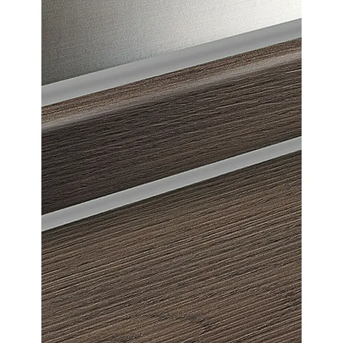 Resopal Copete - Dartmoot Oak, 60 cm - Detalle de un zócalo moderno con aspecto de madera y adornos plateados, creando una transición elegante a la pared.