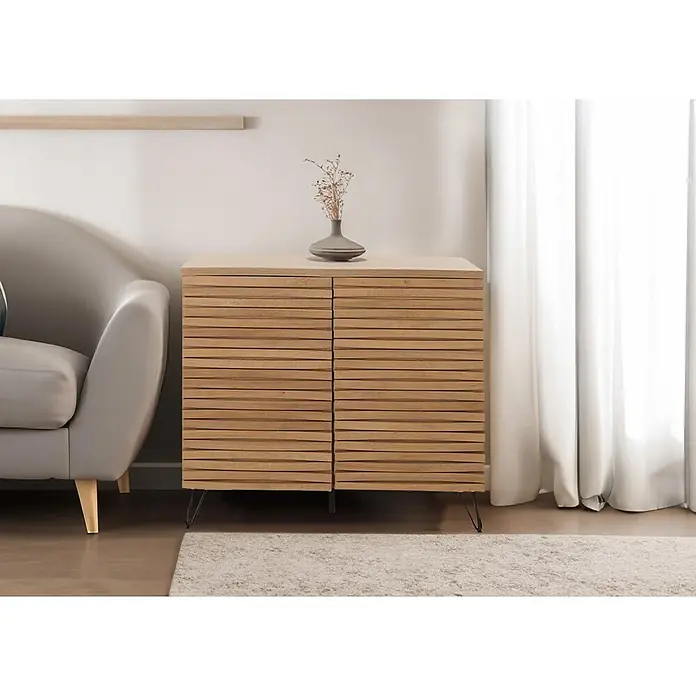 Mendler Kommode HWC-M49 MDF Metall 85x95x45cm - Natur -  - Helles Holzschränkchen mit Lamellentüren und schwarzen Haarnadelbeinen, neben einem Sofa.