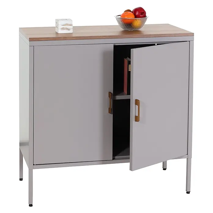 Mendler Kommode HWC-L84 - L x B x H: 90 x 40 x 90 cm, Grau - Grauer Schrank mit Holzplatte, goldenen Griffen und zwei Türen, eine offen mit Regal und Büchern. Obstschale und Deko oben.