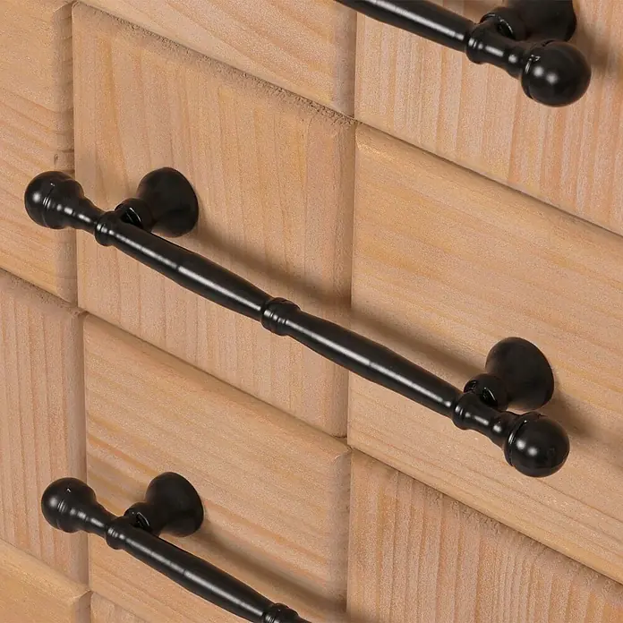 Mendler Kommode HWC-N30 92x140x42cm Massiv-Holz MDF -  - Schwarze Metallgriffe an einem hellen Holzschrank mit strukturierter Blockoptik.