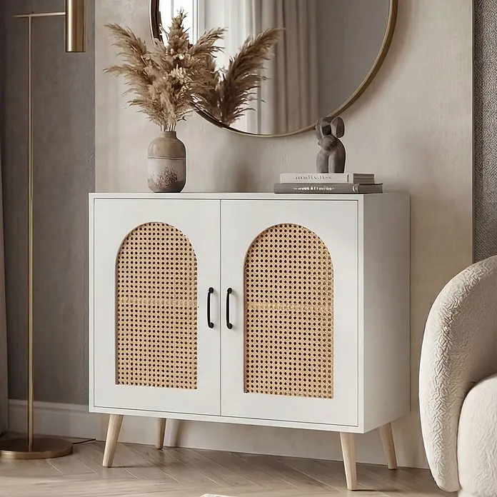 Mendler Kommode HWC-P51, Poly-Rattan MDF 79x80x40cm - weiß -  - Weißes Sideboard mit gewölbten Rattantüren und Holzbeinen im Wohnzimmer.