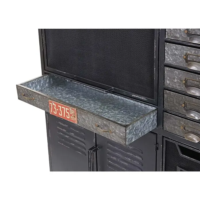 Mendler Apothekerkommode HWC-F32 Industriedesign 115x89x35cm -  - Nahaufnahme eines industriellen schwarzen Metallschranks mit einer ausgezogenen verzinkten Metallschublade mit rotem Vintage-Kennzeichen.
