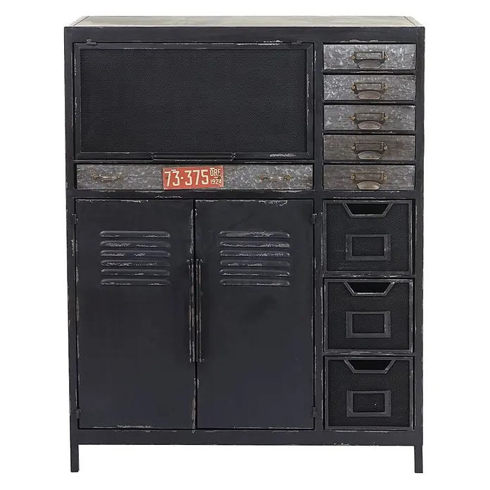 Mendler Apothekerkommode HWC-F32 Industriedesign 115x89x35cm -  - Industrieller, schwarz patinierter Metallschrank mit einer Gittertür, verschiedenen Schubladen und einem Vintage-Nummernschild.