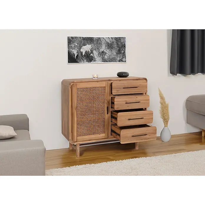 Mendler Kommode HWC-M47 Rattan Akazie 101x109x45cm -  - Naturholz-Sideboard mit Rattantür und mehreren geöffneten Schubladen im Wohnzimmer.