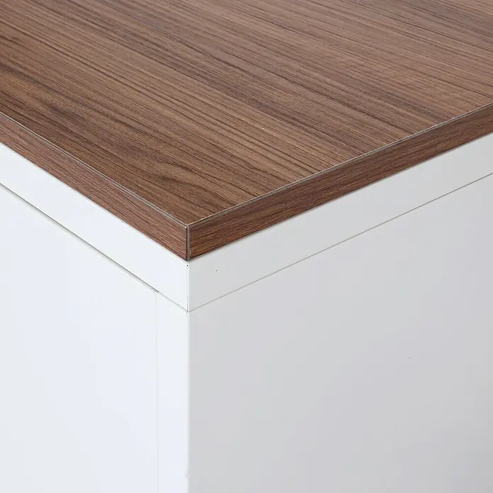 Mendler Kommode HWC-L84 3 Türen Metall 90x120x40cm - weiß -  - Ecke eines weißen Möbelstücks mit brauner Holzmaserungsoberfläche.
