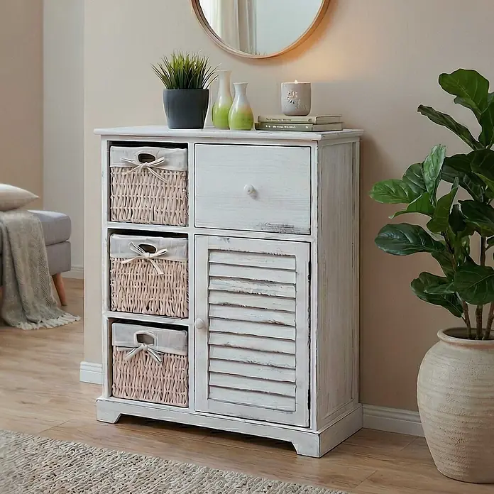 Mendler Kommode HWC-H21 Massiv-Holz 80x60x30cm - Shabby weiß -  - Verwitterter weißer Holzschrank mit drei Weidenkörben, einer Schublade und einer Lamellentür, in einem Wohnzimmer arrangiert.