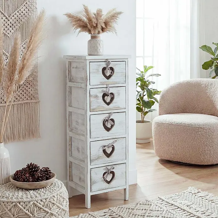 Mendler Kommode Forli  5 Schubladen mit Herzen - weiß -  - Weißes, im Used-Look gehaltenes Holzschränkchen mit fünf Schubladen, Herzgriffen und karierten Schleifen.