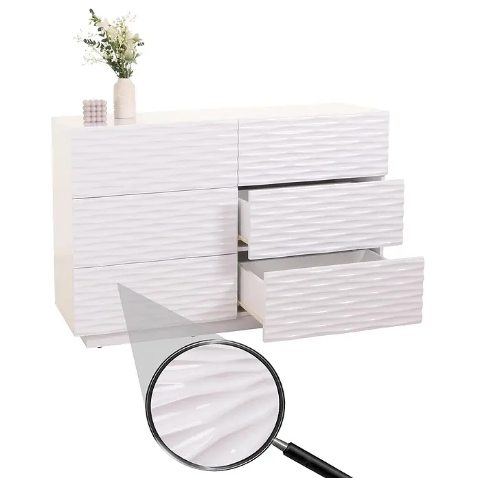 Mendler Kommode HWC-M52 81x120x42cm Hochglanz weiß -  - Weiße Kommode mit sechs wellenförmigen Schubladen, zwei davon offen. Eine Blumenvase und eine Kerze stehen darauf.
