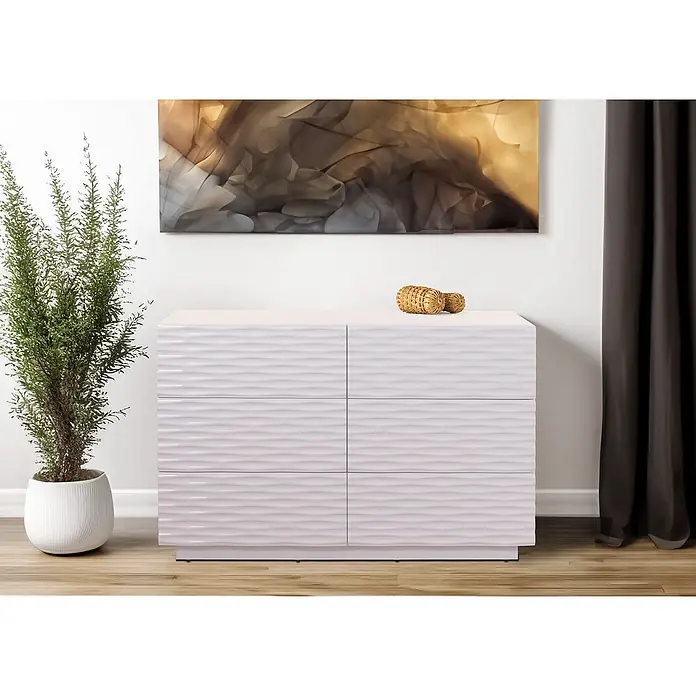 Mendler Kommode HWC-M52 81x120x42cm Hochglanz weiß -  - Eine moderne weiße Kommode mit wellenförmiger Textur in einem Wohnraum. Sie hat sechs Schubladen und eine glatte Oberfläche.