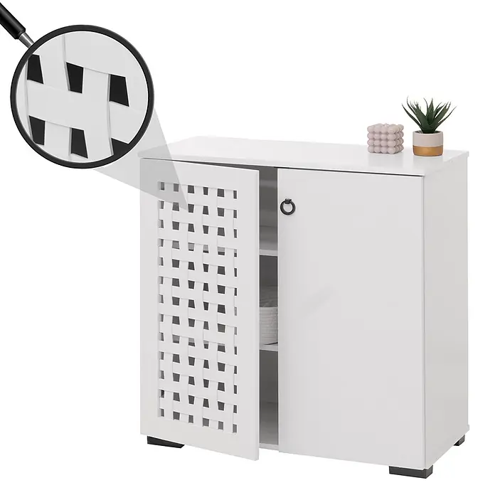 Mendler Kommode HWC-N87 82x80x37cm - weiß -  - Weißer Aufbewahrungsschrank mit zwei Türen, eine mit dekorativem Flechtmuster und leicht geöffnet, um Regale zu zeigen.