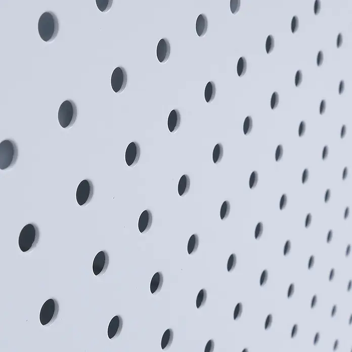 Mendler Kommode HWC-O90 85x80x45cm Metall - weiß -  - Weißes perforiertes Panel (Pegboard) mit dunklen, runden Löchern in einem Rastermuster.