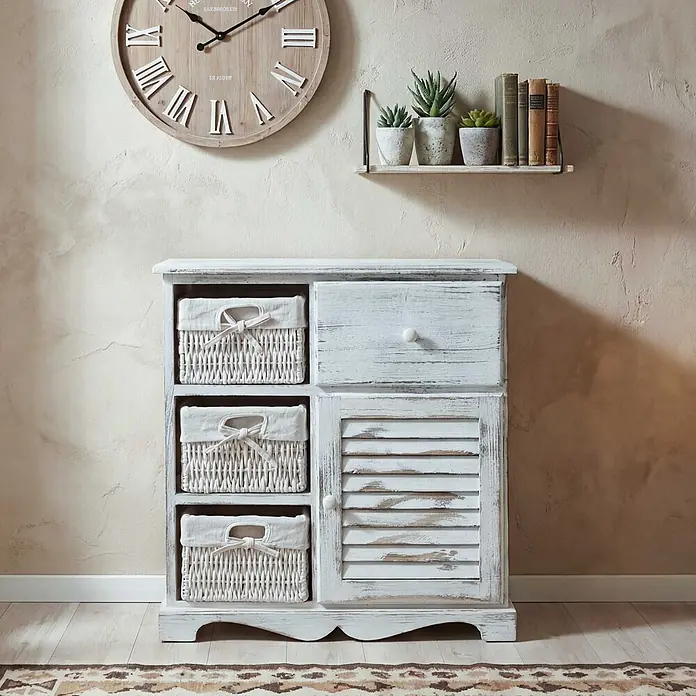 Mendler Kommode mit 3 Körben 63x60x30cm - weiß -  - Weißes Holzschränkchen im Shabby Chic Stil mit Weidenkörben, Schublade und Lamellentür, als Stauraum in einem Raum.