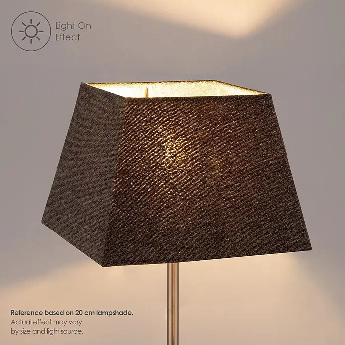 Home Sweet Home Lampenschirm Melrose - L x B x H: 14 x 20 x 14 cm, Hellgrau, Stoff, Eckig - Dunkelgrauer, strukturierter, quadratischer Lampenschirm mit eingeschaltetem warmem Licht, der seinen Leuchteffekt zeigt.