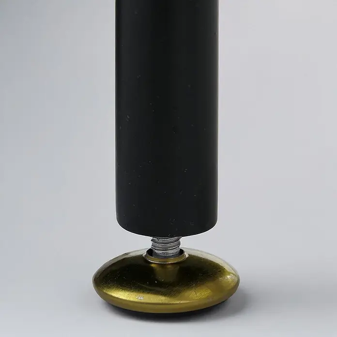 Mendler Kommode HWC-O87 96x80x40cm Metall - schwarz -  - Schwarzes zylindrisches Bein mit silberner Gewindeschraube, die mit einem goldenen, gewölbten Stellfuß verbunden ist.