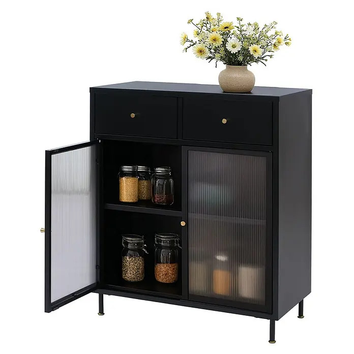Mendler Kommode HWC-O87 96x80x40cm Metall - schwarz -  - Schwarzer Metallschrank mit zwei Schubladen, geriffelten Glastüren und goldenen Griffen. Eine Blumenvase steht oben.