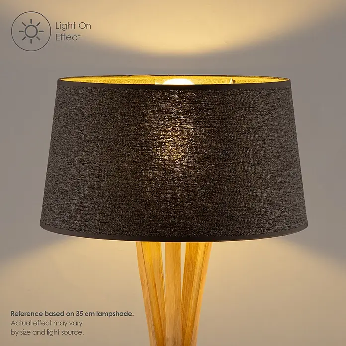 Home Sweet Home Lampenschirm Melrose - Ø x H: 35 x 19 cm, Hellgrau, Stoff, Rund - Beleuchtete Lampe mit dunkelgrauem Stofflampenschirm und hellem Holzfuß, die warmes Licht nach oben und unten abgibt.