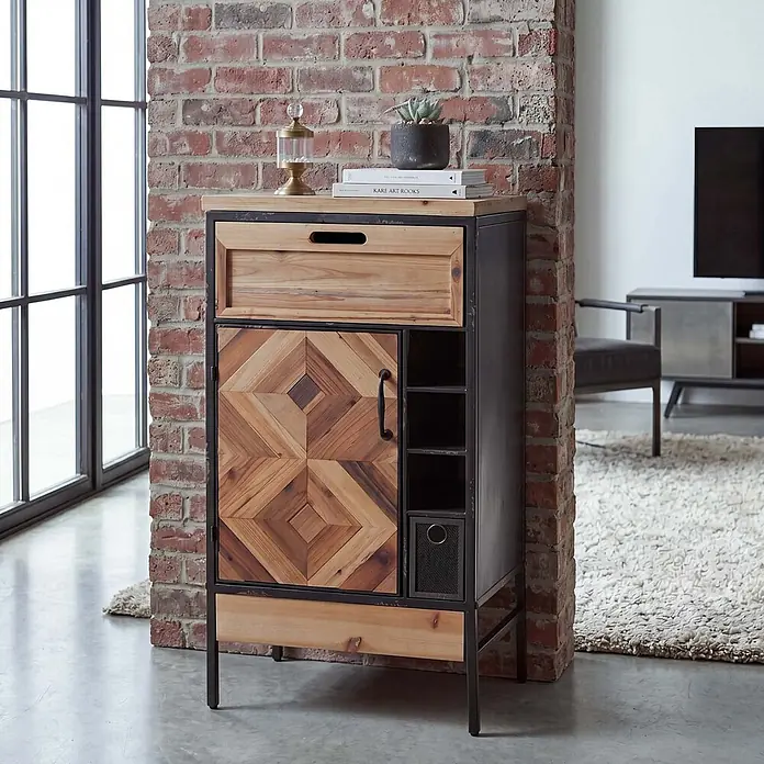 Mendler Apothekerkommode HWC-Q77, Industrial Holz Metall 85x45x35cm -  - Industrieller Schrank mit schwarzem Metallrahmen, Holzplatte, Tür mit geometrischem Muster und Schublade, in modernem Raum.