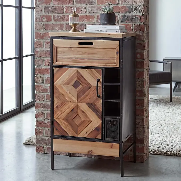 Mendler Apothekerkommode HWC-Q77, Industrial Holz Metall 85x45x35cm -  - Industrieller Holz-Metall-Schrank mit gemusterter Tür, Schublade und offenen Fächern, vor einer Backsteinwand im modernen Raum.