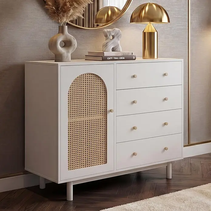 Mendler Kommode HWC-P52 Poly-Rattan MDF Melamin 95x100x40cm - weiß -  - Weißes Holz-Sideboard mit Rattan-Tür und vier Schubladen, mit Holzknöpfen, in einem Wohnraum.