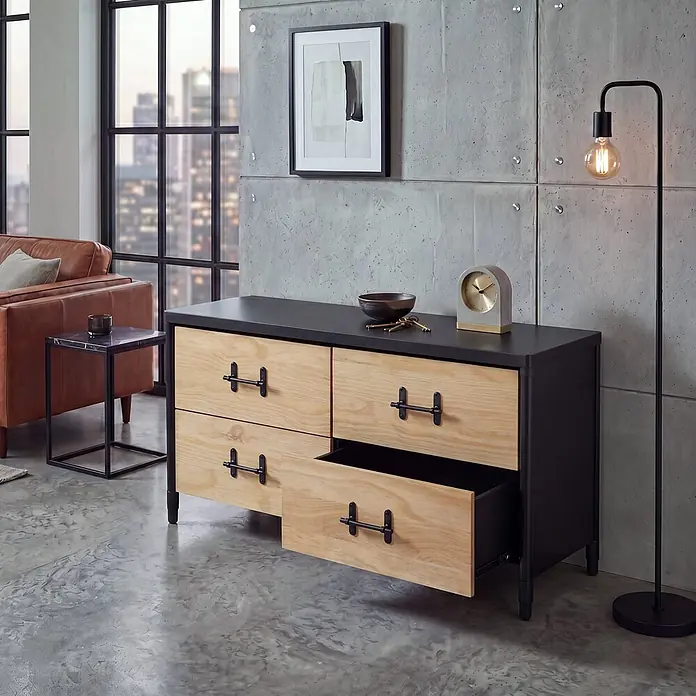 Mendler Kommode HWC-Q66 - L x B x H: 120 x 40 x 60 cm, Natur, Anzahl Schubladen: 4 Stk. - Holzkommode mit schwarzem Metallrahmen und Griffen, eine Schublade leicht geöffnet, in modernem Wohnzimmer.