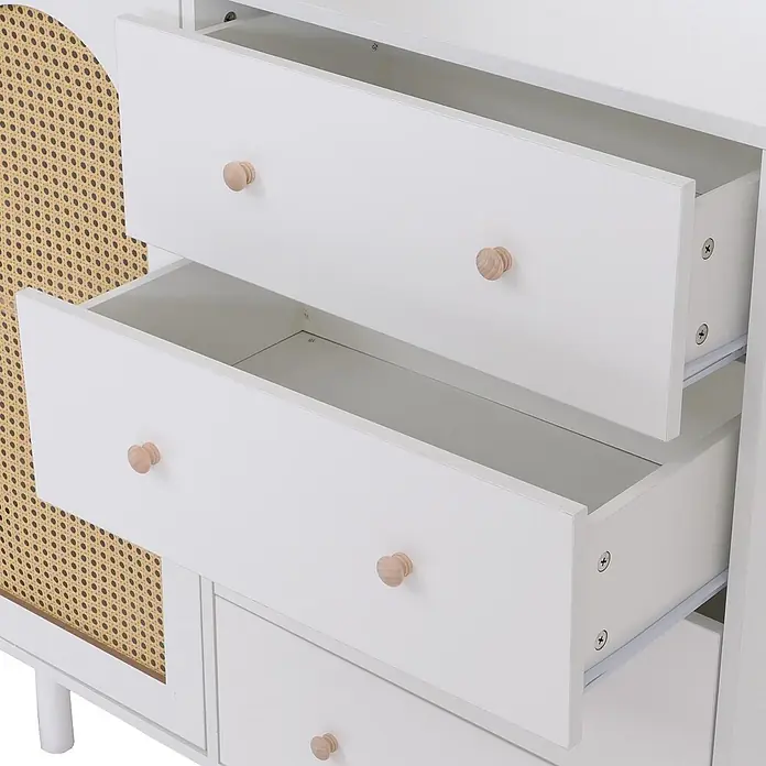 Mendler Kommode HWC-P52 Poly-Rattan MDF Melamin 95x100x40cm - weiß -  - Weiße Kommode mit hellen Holzknöpfen, Rattan-Details und teilweise geöffneten Schubladen.
