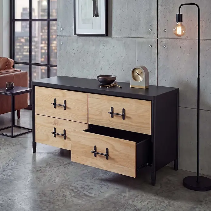 Mendler Kommode HWC-Q66 - L x B x H: 120 x 40 x 60 cm, Natur, Anzahl Schubladen: 4 Stk. - Ein Sideboard aus schwarzem Metall und hellem Holz, eine Schublade geöffnet, zeigt seine Aufbewahrungsfunktion in einem modernen Wohnraum.