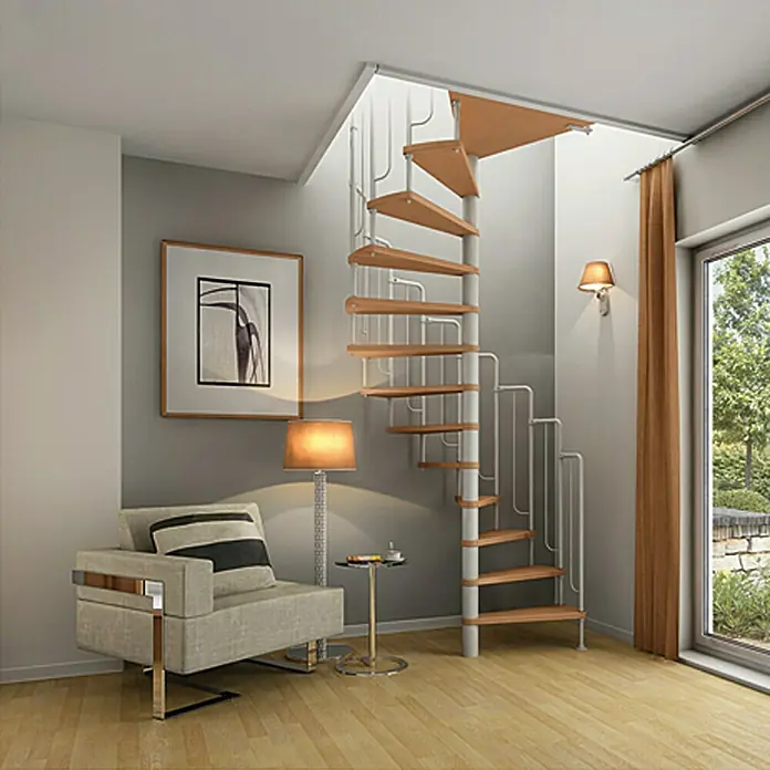 Dolle Spindeltreppe Wien - Durchmesser: 138 cm, Weiß, Farbe Stufen: Buche Natur, Geschosshöhe: 229 cm - 291 cm - Dieses Bild zeigt eine moderne Wendeltreppe aus Holz und Metall, die elegant in ein Wohnzimmer integriert ist.