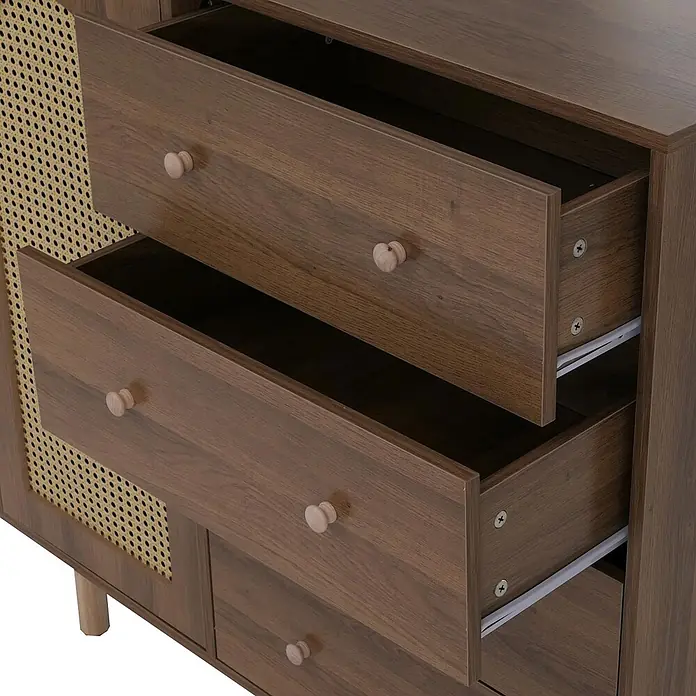 Mendler Kommode HWC-P52 Poly-Rattan MDF Melamin 95x100x40cm - braun -  - Dunkelbrauner Holzschrank mit zwei geöffneten Schubladen, hellen Holzknöpfen und Rattan-Akzent, der Stauraum zeigt.