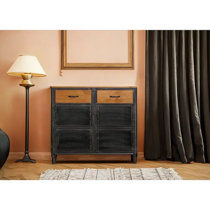 Mendler Kommode HWC-N28 - L x B x H: 100 x 40 x 90 cm, Naturfarben, Anzahl Schubladen: 2 Stk. - Industrieller Schrank mit Holzschubladen und Gittertüren in einem Raum mit Lampe und Vorhang.