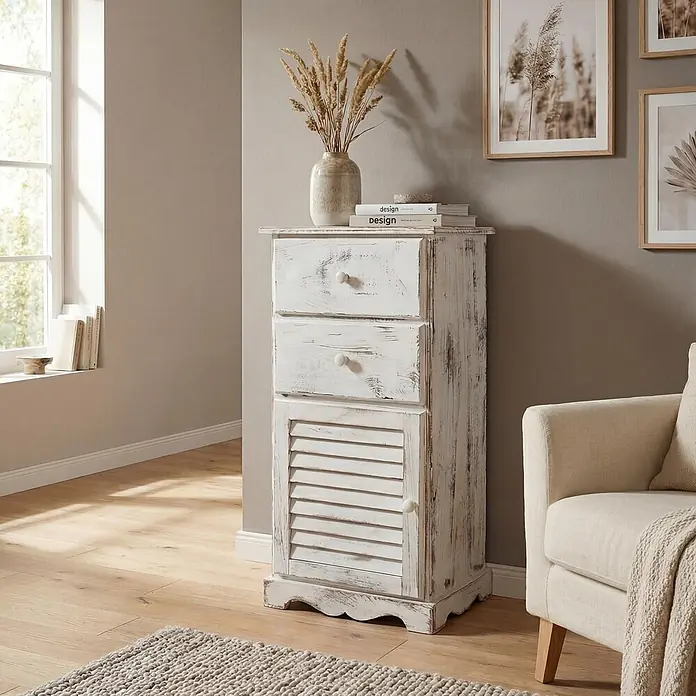 Mendler Kommode Shabby-Look 81x40x32cm - weiß -  - Verwitterter weißer Holzschrank mit zwei Schubladen und einer Lamellentür, im rustikalen Stil in einem Wohnzimmer platziert.