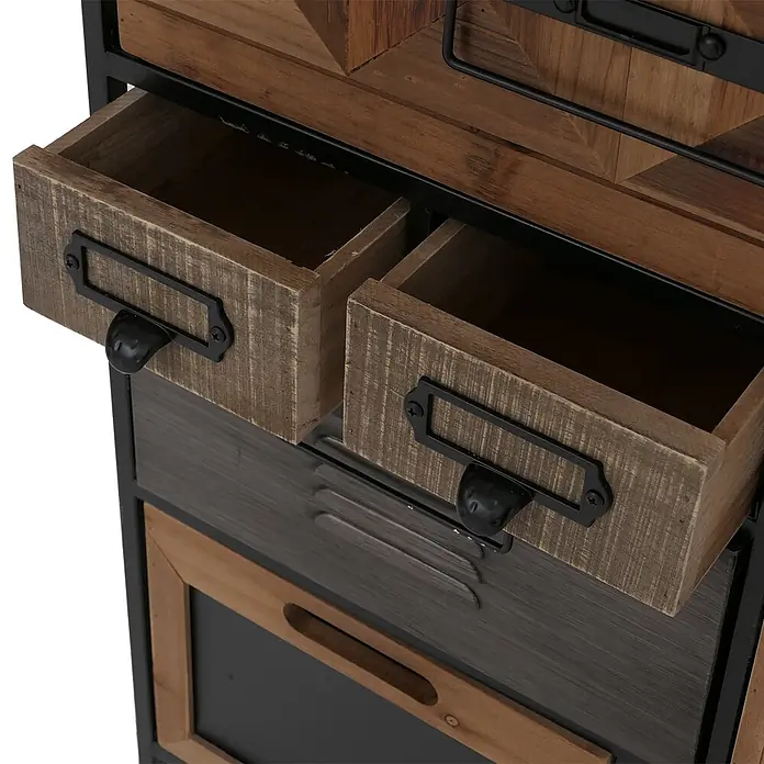Mendler Kommode HWC-Q78 - L x B x H: 53 x 31 x 84 cm, Mehrfarbig, Anzahl Schubladen: 7 Stk. - Nahaufnahme eines rustikalen Mehrschubladenschranks mit zwei geöffneten, gebraucht aussehenden Holzschubladen, schwarzen Metall-Etikettenhaltern und Griffen.