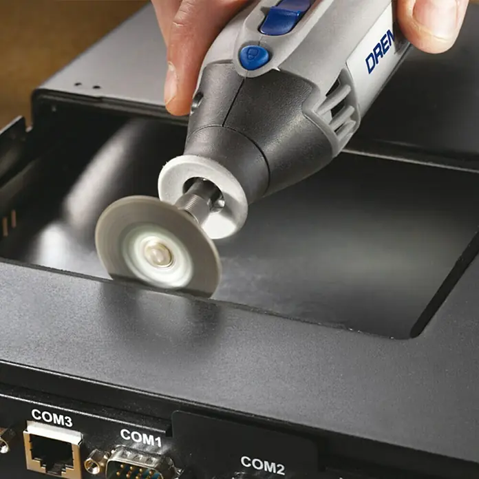 Dremel EZ SpeedClic Schleifscheibe SC 541 - Arbeitsdurchmesser: 38 mm, Geeignet für: Metall, 2 Stk. - Nahaufnahme eines Dremel-Werkzeugs in Aktion, das ein Metallgehäuse bearbeitet und präzise Schnitte durchführt.
