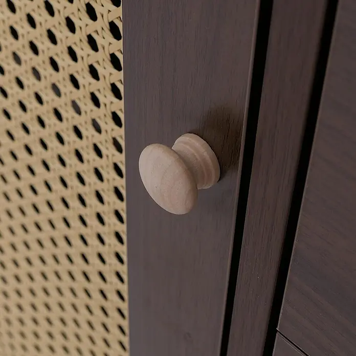 Mendler Kommode HWC-P52 Poly-Rattan MDF Melamin 95x100x40cm - Walnuss-Optik -  - Dunkelbraunes Holzmöbel mit einem hellen Holzknauf und einem hellen Wiener Geflecht.
