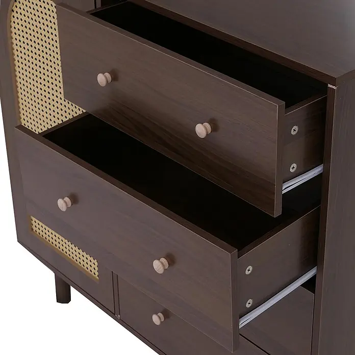 Mendler Kommode HWC-P52 Poly-Rattan MDF Melamin 95x100x40cm - Walnuss-Optik -  - Dunkelbrauner Holzschrank mit mehreren geöffneten Schubladen, hellen Holzknöpfen und Rohgeflecht-Akzenten.