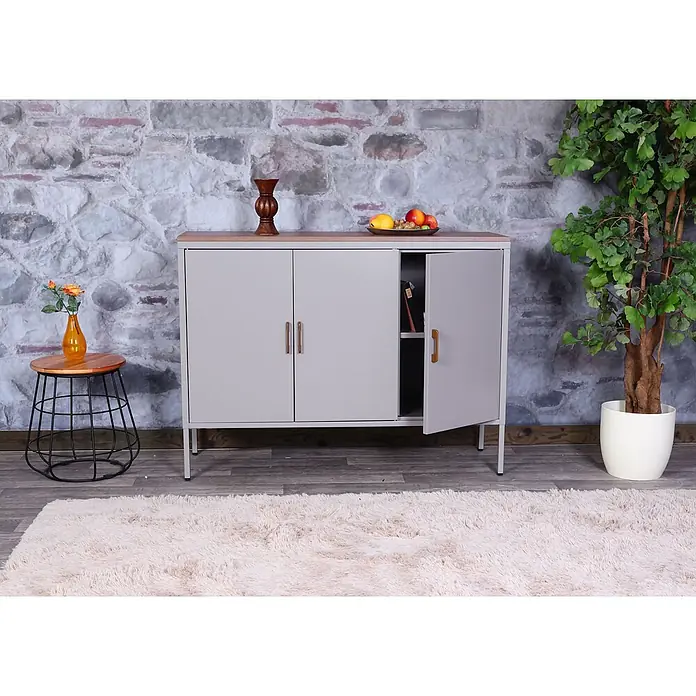 Mendler Kommode HWC-L84 - L x B x H: 120 x 40 x 90 cm, Grau - Hellgraues Sideboard mit Holzplatte und bronzefarbenen Griffen, eine Tür offen, in einer Wohnzimmerumgebung gezeigt.