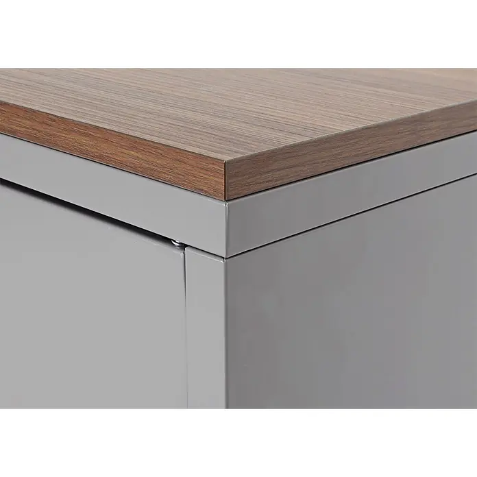 Mendler Kommode HWC-L84 - L x B x H: 120 x 40 x 90 cm, Grau - Nahaufnahme eines grauen Metallschranks mit einer Holzoptik-Oberfläche und sichtbarem Scharnier.