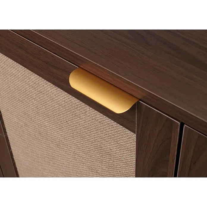 Mendler Kommode HWC-P50 MDF Melamin Leinenfront - Walnuss-Optik -  - Dunkler Holzschrank mit geflochtener Platte und gebogenem goldenen Einbaugriff.