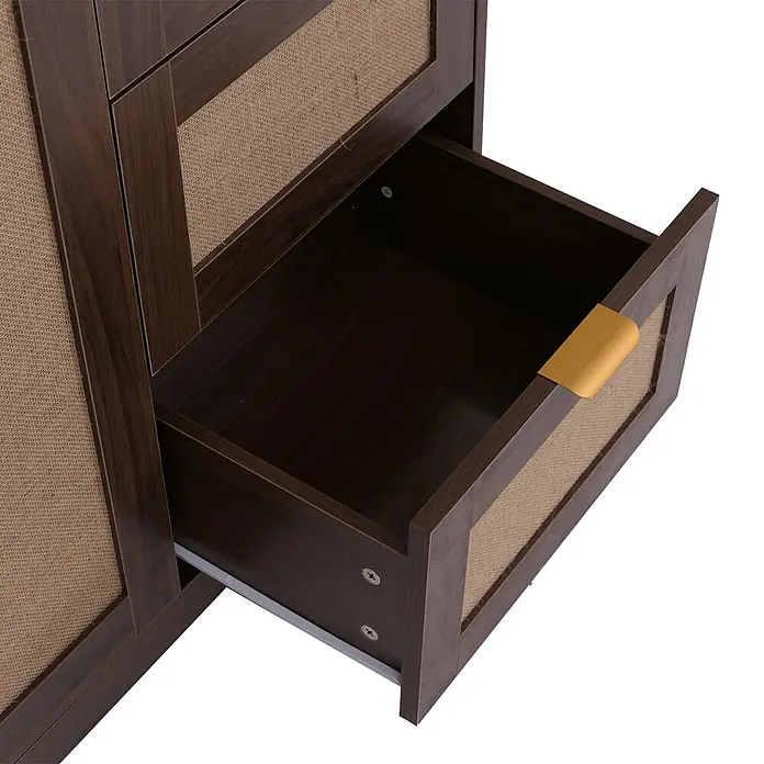 Mendler Kommode HWC-P50 MDF Melamin Leinenfront - Walnuss-Optik -  - Offene dunkelbraune Holzschublade mit naturfarbener Gewebefront und goldenem Griff, Teil eines Schranks.