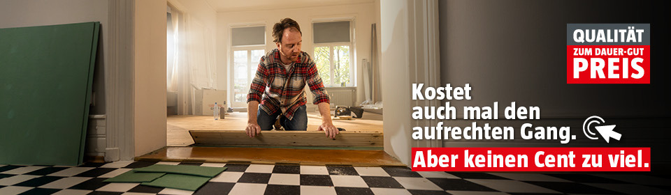Mann verlegt innen einen Boden