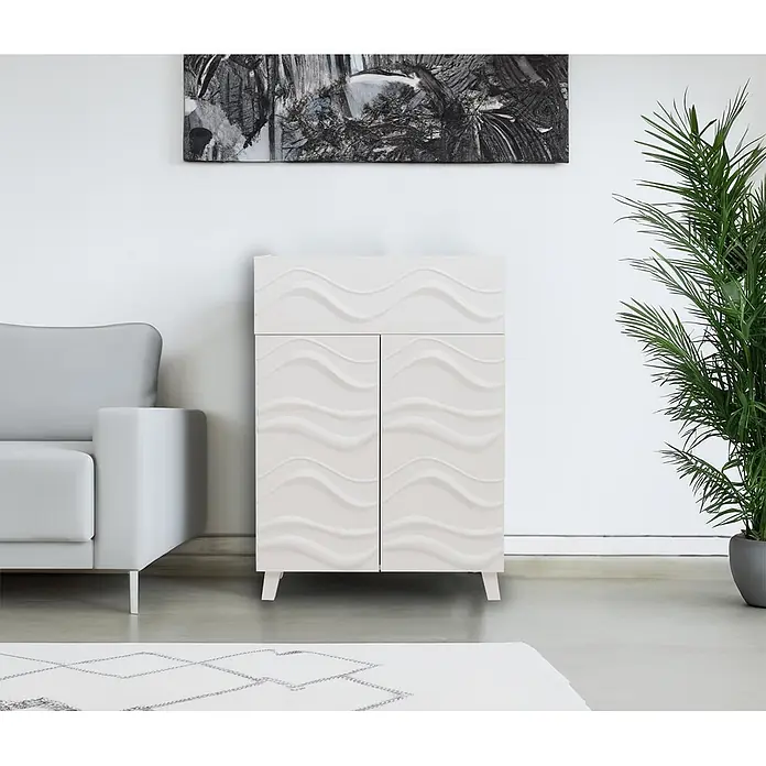 Mendler Kommode HWC-N86 - L x B x H: 76 x 36 x 107 cm, Weiß - Weißer Lagerschrank mit wellenförmig strukturierten Türen in einem Wohnzimmer.