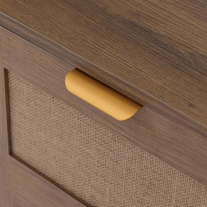 Mendler Kommode HWC-P50 MDF Melamin Leinenfront - braun -  - Braune Holzschublade mit natürlichem geflochtenem Paneel und gelbem Griff.