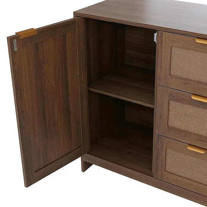 Mendler Kommode HWC-P50 MDF Melamin Leinenfront - braun -  - Dunkelbrauner Holzschrank mit offener Tür, zwei Regalböden, und drei Schubladen mit Rattanfronten und goldfarbenen Griffen.