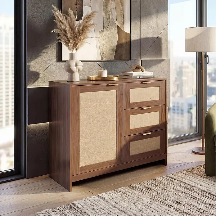 Mendler Kommode HWC-P50 MDF Melamin Leinenfront - braun -  - Ein dunkler Holzschrank mit hellen Rattaneinsätzen, einer Tür und drei Schubladen in einem modernen Wohnraum.